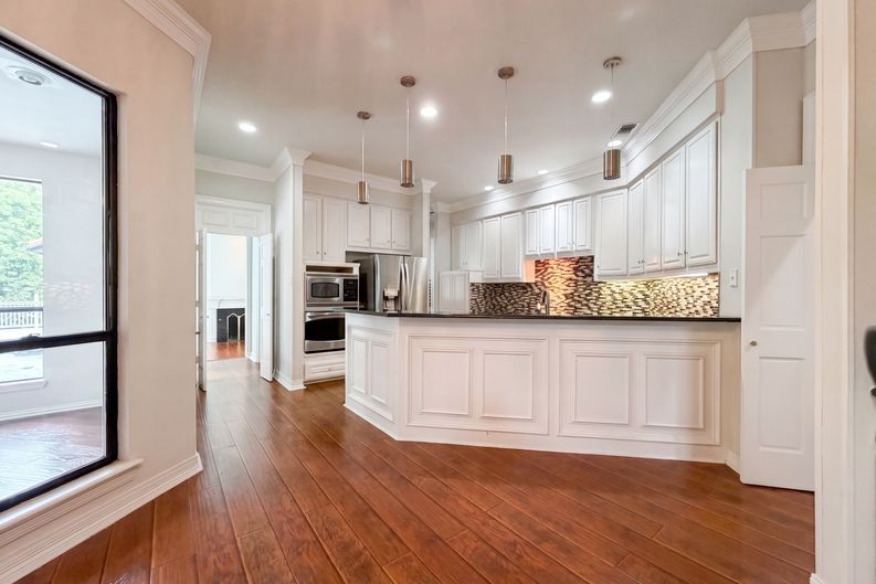 Photo 6 of 28 of 2405 Castle Rock Rd, Arlington, TX