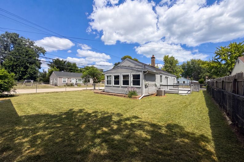 Photo 5 of 16 of 26375 Normandy St, Roseville, MI