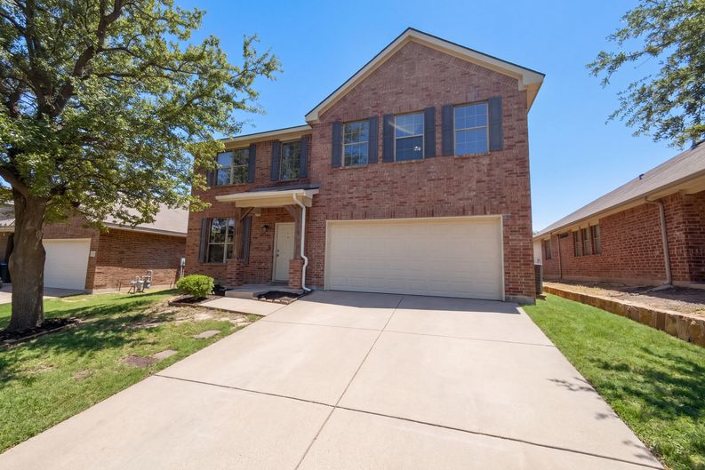 Photo 1 of 33 of 10713 Vista Heights Blvd, Fort Worth, TX