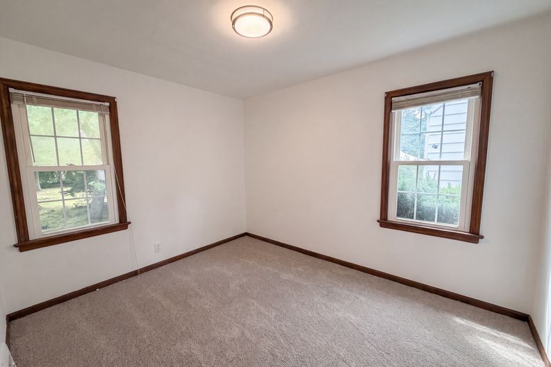 Photo 8 of 24 of 971 Learidge Rd, Cleveland, OH