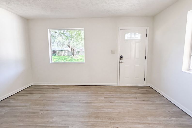 Photo 3 of 22 of 5928 Lake Ridge Ave, Jacksonville, FL