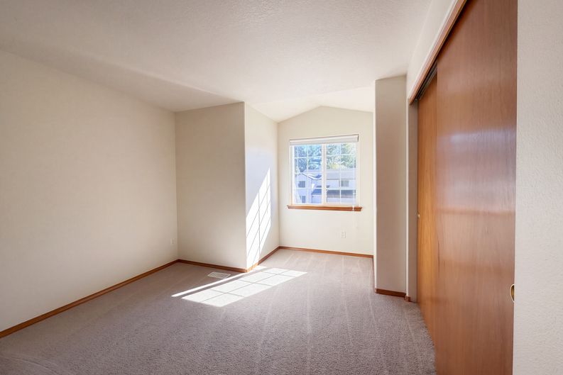 Photo 4 of 26 of 17475 SW Eirwen St, Beaverton, OR