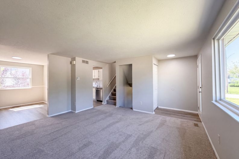 Photo 6 of 33 of 2891 Grosvenor Dr, Cincinnati, OH