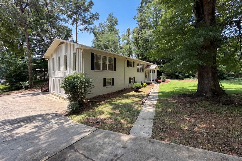 Photo 21 of 23 of 1909 Wisterwood Dr, Hoover, AL