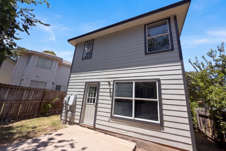 Photo 3 of 17 of 1555 Parkfield Cir, Round Rock, TX