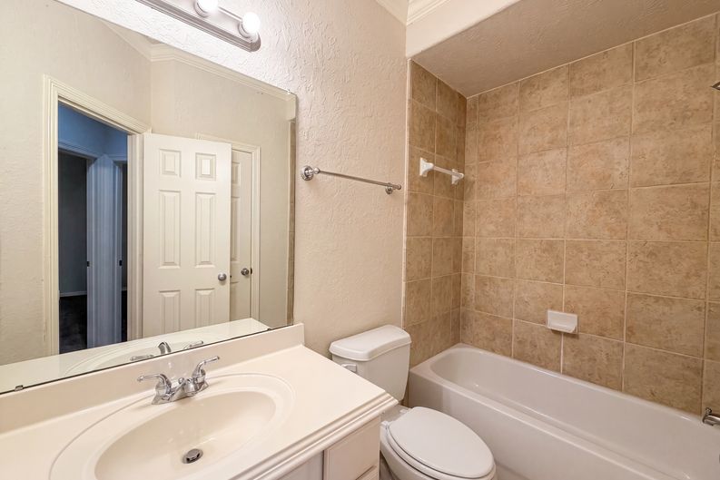 Photo 16 of 21 of 2942 Royal Oaks Crst, Houston, TX