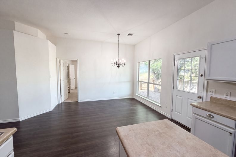 Photo 10 of 21 of 109 Eagle Dr, Luling, TX