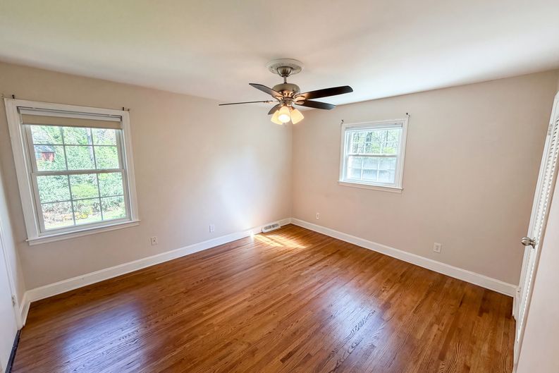 Photo 13 of 24 of 6621 Starcrest Dr, Charlotte, NC