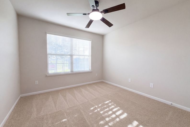 Photo 11 of 24 of 8322 Oakleaf Meadow Ct, Rosharon, TX