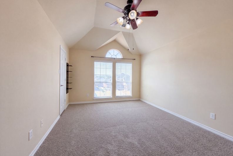 Photo 16 of 29 of 409 Lone Oak Ct, Kennedale, TX