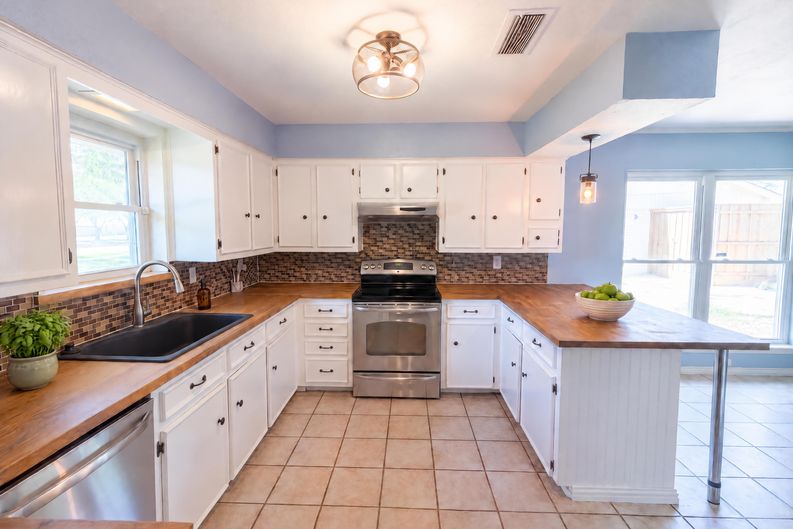 Photo 8 of 16 of 1115 N Waterview Dr, Richardson, TX