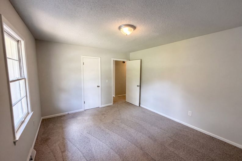 Photo 12 of 29 of 404 W Yellow Wood Dr, Simpsonville, SC