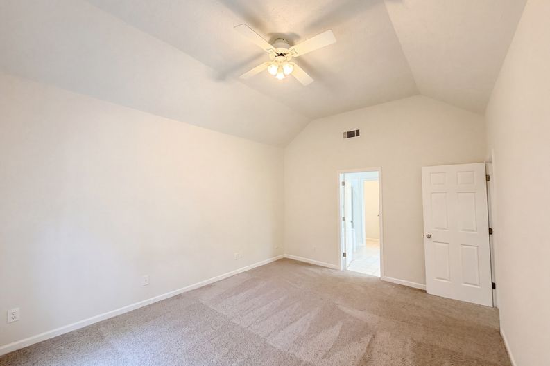 Photo 15 of 38 of 901 Lauren Kay Ct, Lawrenceville, GA