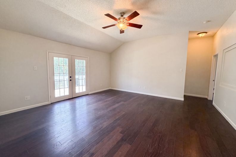 Photo 10 of 36 of 6878 Genevieve Dr, Fort Worth, TX