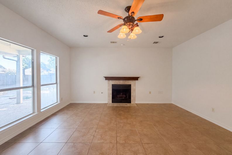 Photo 3 of 27 of 905 Ridgemont Dr, Allen, TX