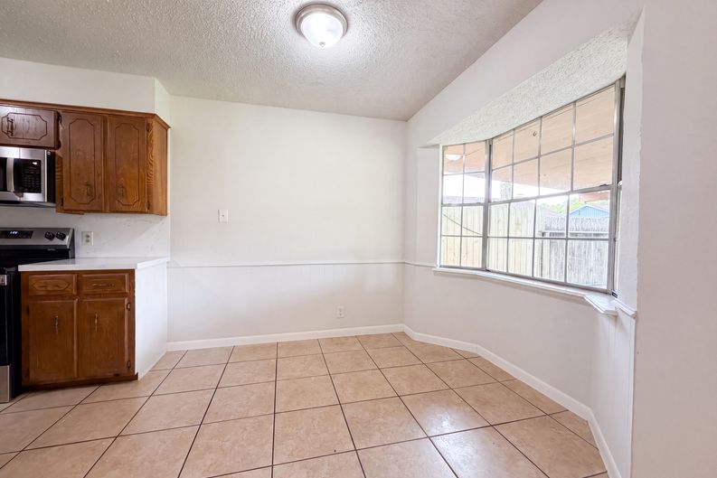 Photo 6 of 17 of 8 Sunnybrook St, Angleton, TX
