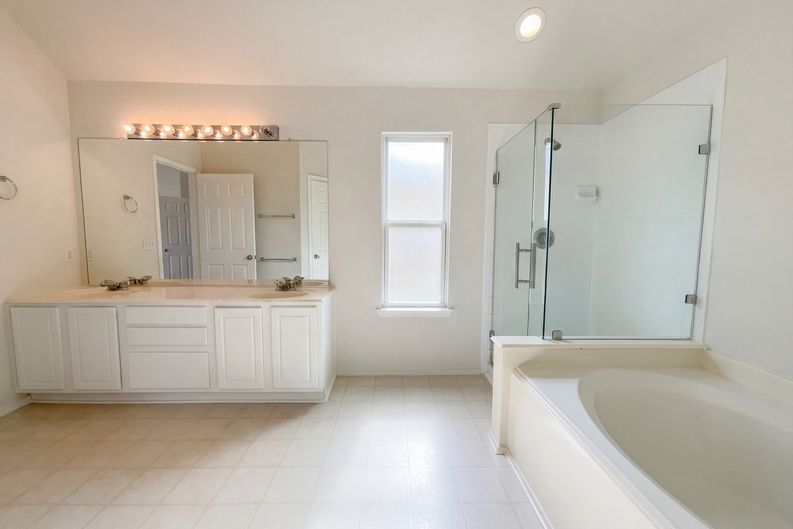 Photo 6 of 22 of 11919 Leaf Oak Dr, Houston, TX