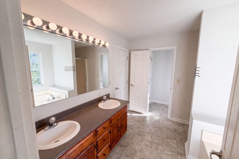 Photo 21 of 27 of 518 Glenfield Cir, Maryville, TN