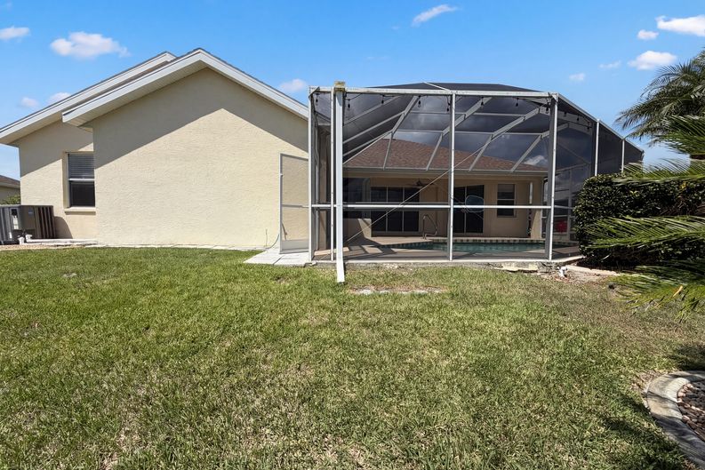 Photo 5 of 32 of 12567 SW Pembroke Cir N, Lake Suzy, FL