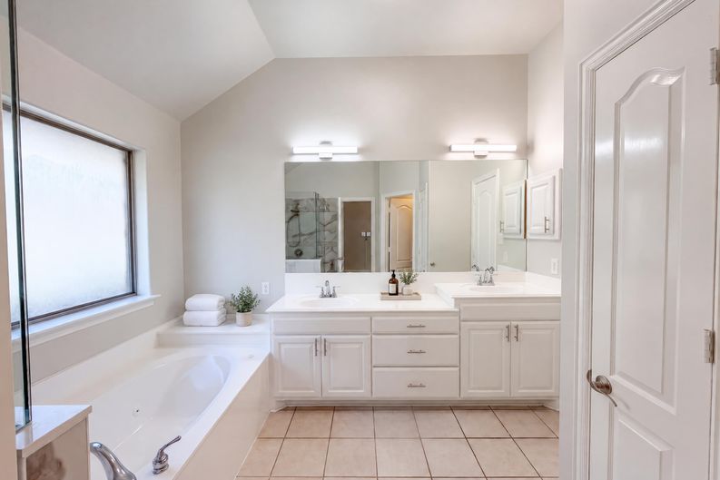 Photo 13 of 21 of 2961 Salado Trl, Fort Worth, TX