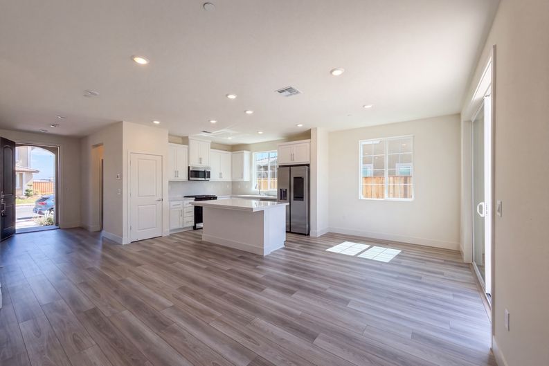 Photo 6 of 21 of 5860 Placer Dr, Tracy, CA