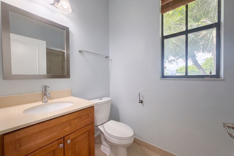 Photo 16 of 30 of 4967 NW 59th St, Tamarac, FL