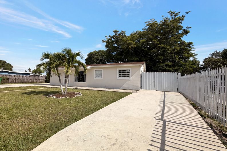 Photo 17 of 20 of 4403 NW 202nd St, Miami Gardens, FL