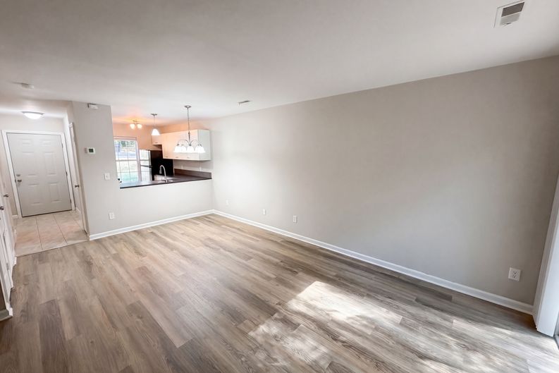 Photo 11 of 19 of 4037 Briarhill Dr, Charlotte, NC