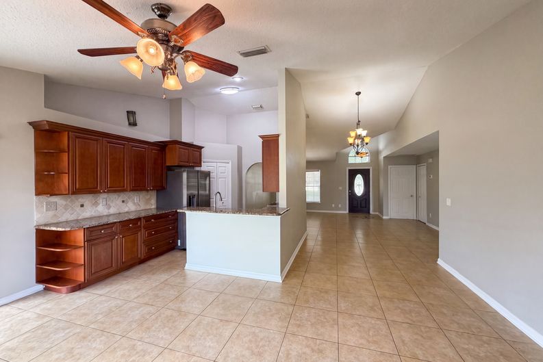 Photo 12 of 29 of 17802 Jefferson St, Oakland, FL