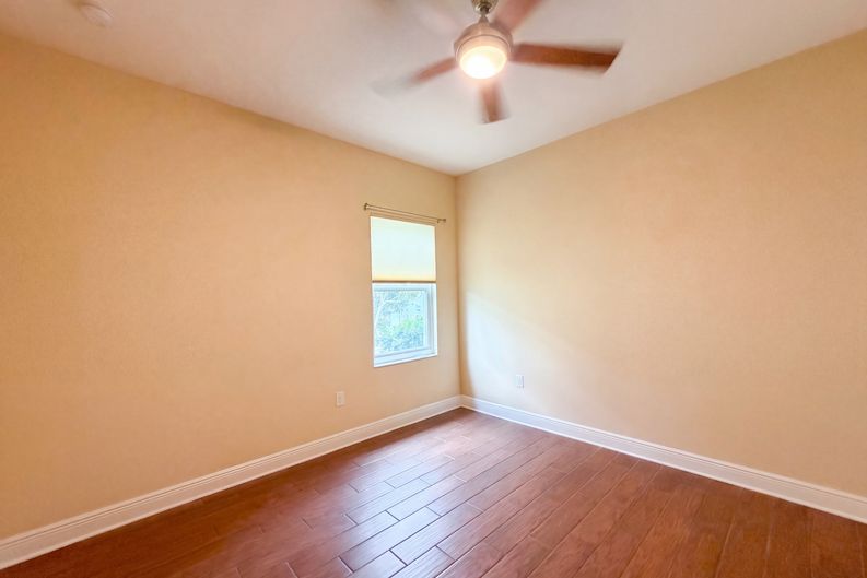 Photo 13 of 24 of 1121 Thornbury Dr, Parrish, FL
