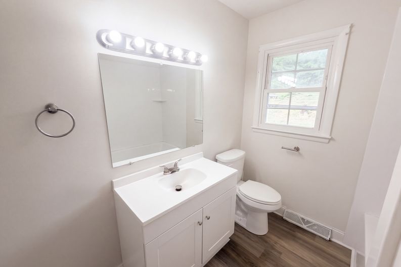 Photo 9 of 26 of 1502 W Meadowview Rd, Greensboro, NC