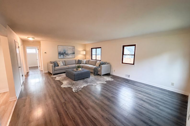 Photo 8 of 23 of 572 11th Ave NW, New Brighton, MN