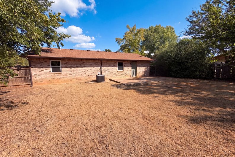Photo 5 of 15 of 510 Holsey Dr, Noble, OK