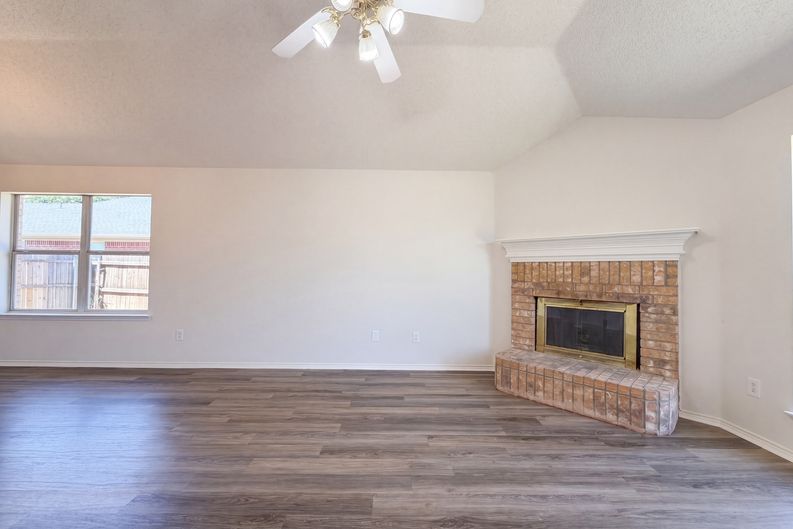Photo 4 of 17 of 8025 Blue Duck Trl, Arlington, TX