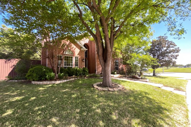 Photo 17 of 19 of 2400 Creekview Dr, Plano, TX