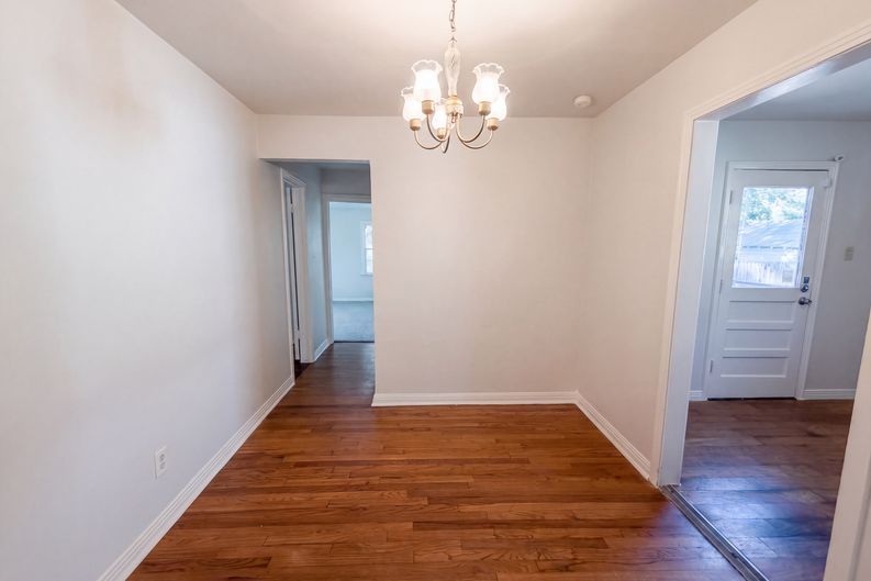 Photo 6 of 17 of 3802 Poinsettia Dr, Dallas, TX