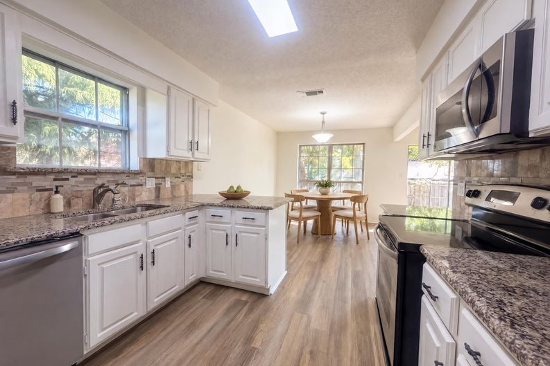 Photo 6 of 22 of 2527 Holt Rd, Arlington, TX