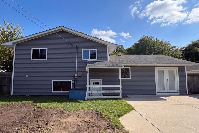 Photo 5 of 22 of 25142 Deerfield Dr, North Olmsted, OH