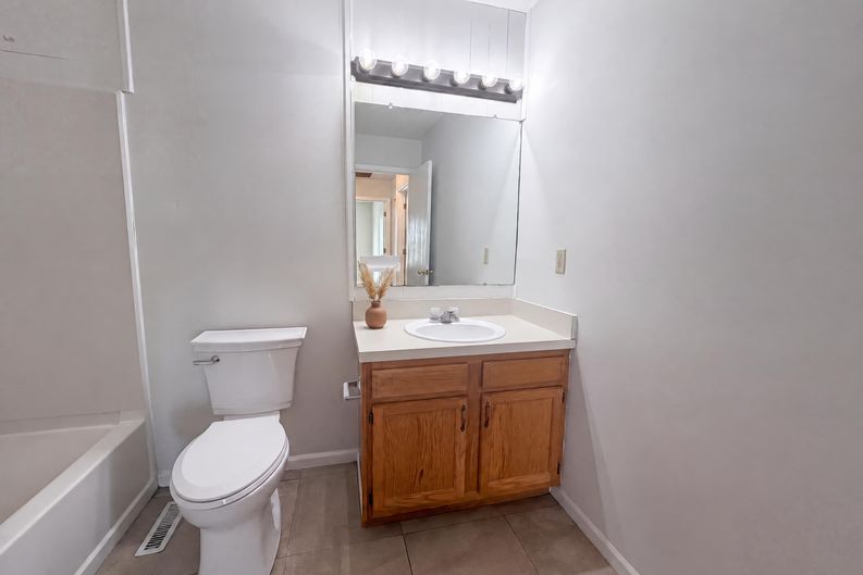Photo 19 of 32 of 1618 Saddlebrook Dr, Heath, OH