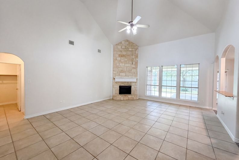 Photo 3 of 28 of 1126 Glencoe Dr, Glenn Heights, TX