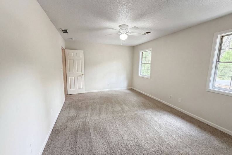 Photo 4 of 23 of 5073 Farm Valley Dr NE, Woodstock, GA
