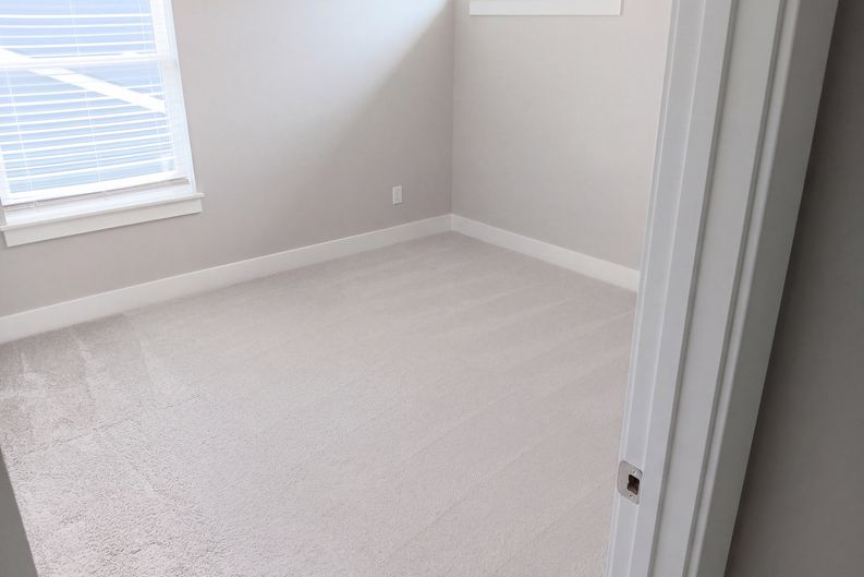 Photo 8 of 24 of 15215 Deerview Dr, Urbandale, IA
