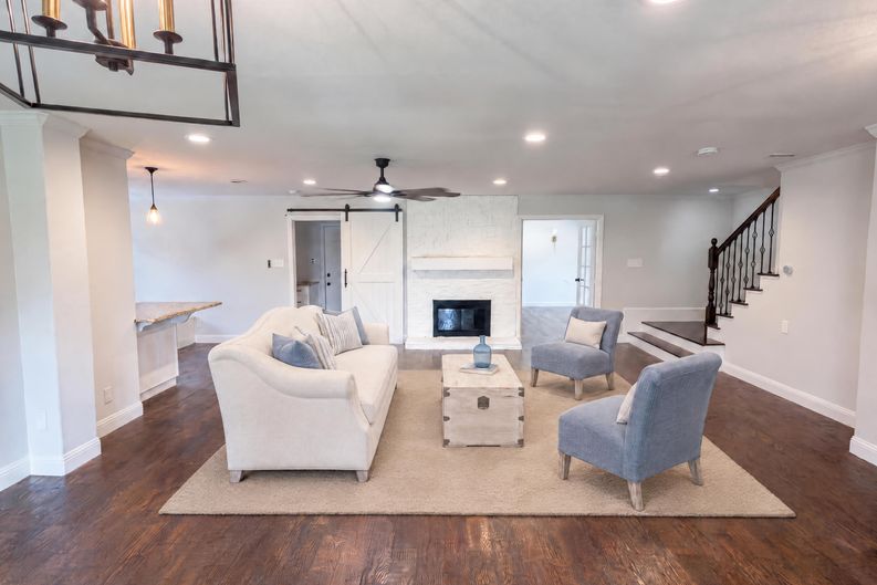 Photo 3 of 22 of 3308 Brookhaven Club Dr, Dallas, TX