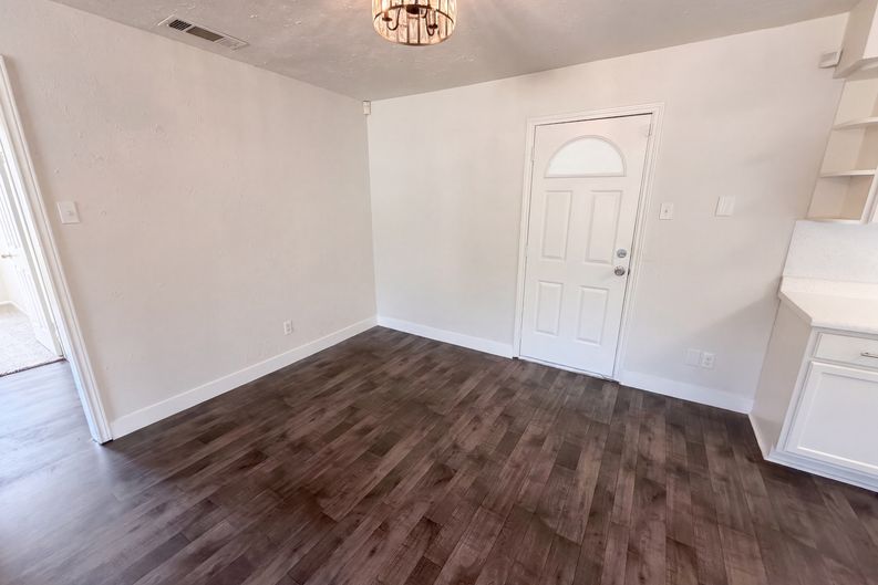 Photo 10 of 23 of 8540 Foxwood Ln, Dallas, TX