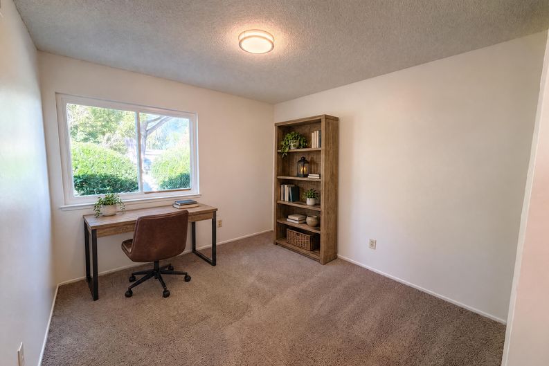 Photo 18 of 36 of 6800 Havenhurst Dr, Sacramento, CA