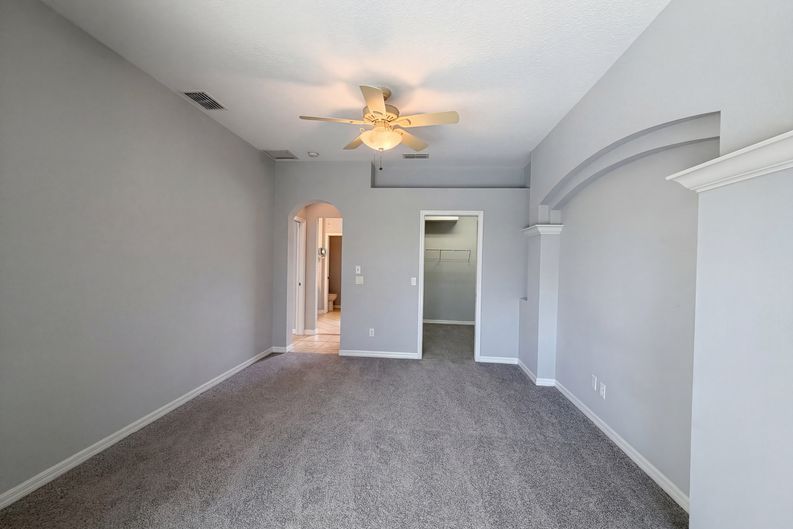 Photo 4 of 32 of 12567 SW Pembroke Cir N, Lake Suzy, FL