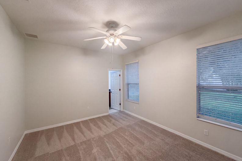 Photo 15 of 24 of 33450 Irongate Dr, Leesburg, FL