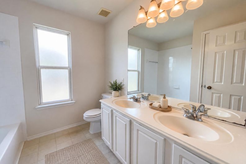 Photo 16 of 22 of 11919 Leaf Oak Dr, Houston, TX