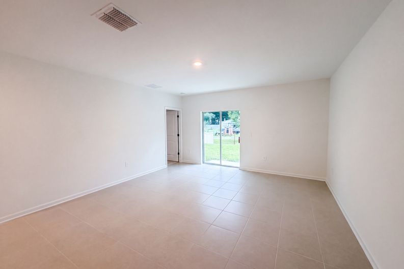 Photo 3 of 23 of 5420 Meadow Walk Dr, Davenport, FL