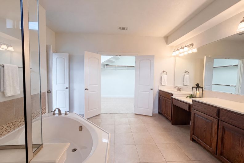 Photo 15 of 43 of 4409 Elmgreen Dr, Roanoke, TX
